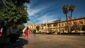 sevilla, spanien - 18. februar 2020 - die verfassungsallee in der nähe der kathedrale von sevilla und des allgemeinen archivs der indies in sevilla, spanien. foto