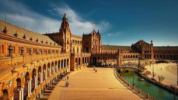 sevilla, spanien - 18. februar 2020 - das berühmte Wahrzeichen des spanischen platzes plaza de espana im stadtzentrum von sevilla mit architekturdetails. foto