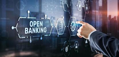 Open-Banking-Online-Finanzkonzept. Mann klickt auf eine virtuelle Bildschirminschrift foto