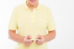 glücklicher weißer Mann spielt im Spiel auf Smartphone-Nahaufnahme