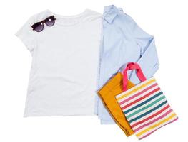Weißes T-Shirt Mockup Draufsicht isolierter Kopienraum, Sommersonnenbrille, blaues Hemd und orangefarbene Damenshorts foto