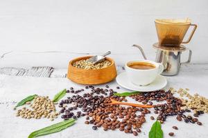 Ausrüstung zum Aufbrühen von Kaffeedrift und Kaffeebohnen mit einer Tasse Kaffee foto