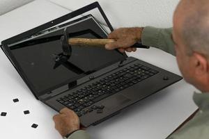 Mann bricht PC mit Hammer