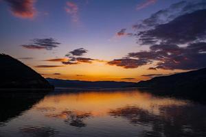 Sonnenuntergang auf der Donauschlucht bei Djerdap in Serbien foto