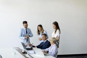 Blick auf eine Gruppe von Geschäftsleuten, die zusammenarbeiten und ein neues Projekt auf einem Meeting im Büro vorbereiten foto