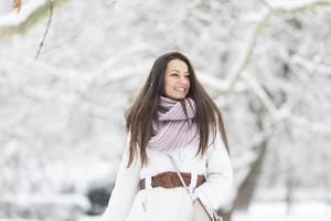 junge Frau im Winter foto