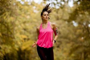 gesunde Fitnessfrau trainiert für den Marathon im Freien in der Gasse foto