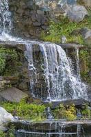 Landschaft mit einem künstlichen Wasserfall im Park. foto