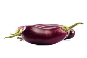 Auberginen- oder Auberginen- oder Brinjal-Gemüse isoliert auf weißem Hintergrund. foto