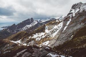 norwegen berge und landschaften auf den lofoten. natürliche skandinavische Landschaft. Platz für Text oder Werbung foto