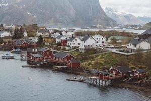 norwegen rorbu häuser und berge felsen über fjordlandschaft skandinavische reiseansicht lofoten-inseln. natürliche skandinavische Landschaft. foto