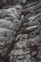 Steinbeschaffenheit aus Wellen erodieren, Naturhintergrund. Ansicht von oben. Platz kopieren. kann als Banner verwendet werden