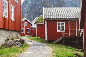 norwegen rorbu häuser und berge felsen über fjordlandschaft skandinavische reiseansicht lofoten-inseln. natürliche skandinavische Landschaft. foto