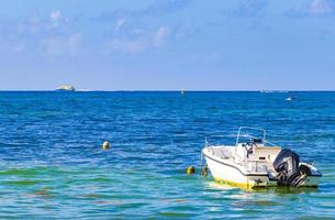 Boote Yachten am tropischen mexikanischen Strand Playa del Carmen Mexiko. foto