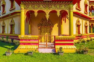 wat phol phao buddhistischer tempel eingangstür luang prabang laos. foto