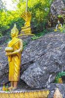 goldene buddha-statue phousi hügel wat chom si luang prabang. foto