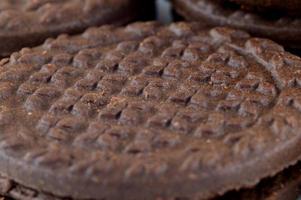 braune Schokoladen-Sandwichkekse mit Sahnefüllung im Teller foto