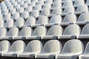 graue Stühle auf der Tribüne der Arena.