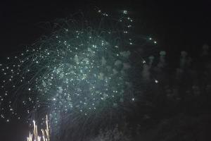 Feuerwerk am Nachthimmel im Urlaub. foto