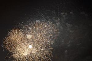 Feuerwerk am Nachthimmel im Urlaub. foto