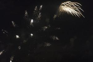 Feuerwerk am Nachthimmel im Urlaub. foto