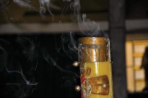 Nahaufnahme der rauchenden Kerze mit Bild von Jesus Christus in der Kirche Santuario das Almas, in der Küstenstadt Niteroi. befindet sich im bundesstaat rio de janeiro im südwesten brasiliens foto