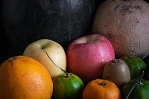 Früchte in schwarzem Hintergrund foto
