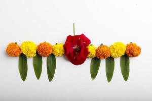 Ringelblumen-Rangoli-Design für Diwali-Festival, indische Festivalblumendekoration foto