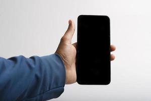 Smartphone in der Hand auf weißem Hintergrund halten foto