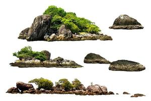 die Bäume. Berg auf der Insel und rocks.isolated auf weißem Hintergrund foto