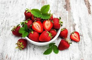 Schüssel mit frischen Erdbeeren
