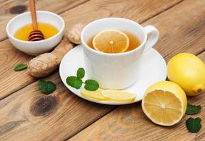 Tasse Tee mit Zitrone und Ingwer foto