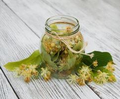 Lindenblüten im Glas foto