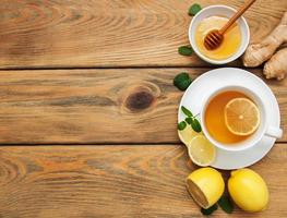 Tasse Tee mit Zitrone und Ingwer foto
