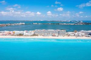 Luftaufnahme der Luxushotels in Cancun foto