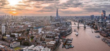Panorama-Sonnenuntergang aus der Luft auf die London Tower Bridge und die Themse foto