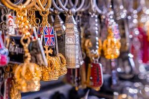 Souvenirs von London hängen im Souvenirladen. foto