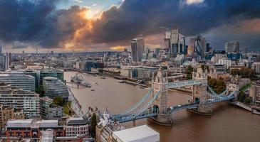 Panorama-Sonnenuntergang aus der Luft auf die London Tower Bridge und die Themse