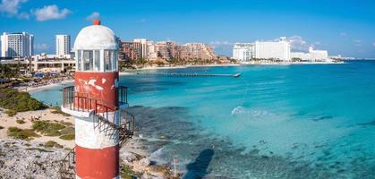 Luftaufnahme des Leuchtturms von Punta Cancun foto