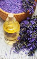 Lavendel und Massageöl foto