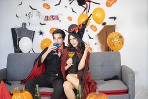 glückliches Liebespaar in Kostümen und Make-up auf einer Halloween-Feier