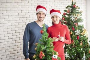 attraktives kaukasisches Liebespaar feiert Weihnachten zu Hause