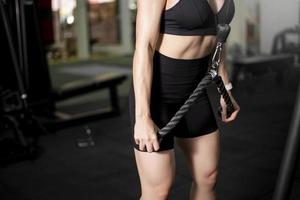 Schöne Frau mit perfektem Körper trainiert im Fitnessstudio