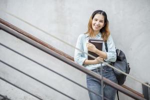 glücklicher junger asiatischer universitätsstudent. foto