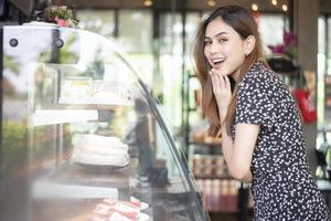 schöne frau in der bäckerei foto