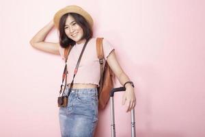 glückliche asiatische Touristin auf rosa Hintergrund