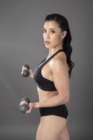 schöne Fitness-Bodybuilder-Frau im Studio foto