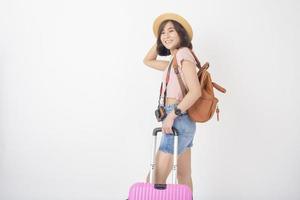 schöne junge asiatische Touristenfrau glücklich auf weißem Hintergrundstudio