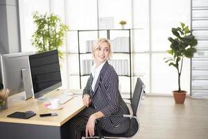 schöne kluge kaukasische Geschäftsfrau im Büro foto