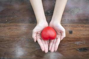 Frauenhand hält rotes Herz, Liebe und Gesundheitskonzept foto